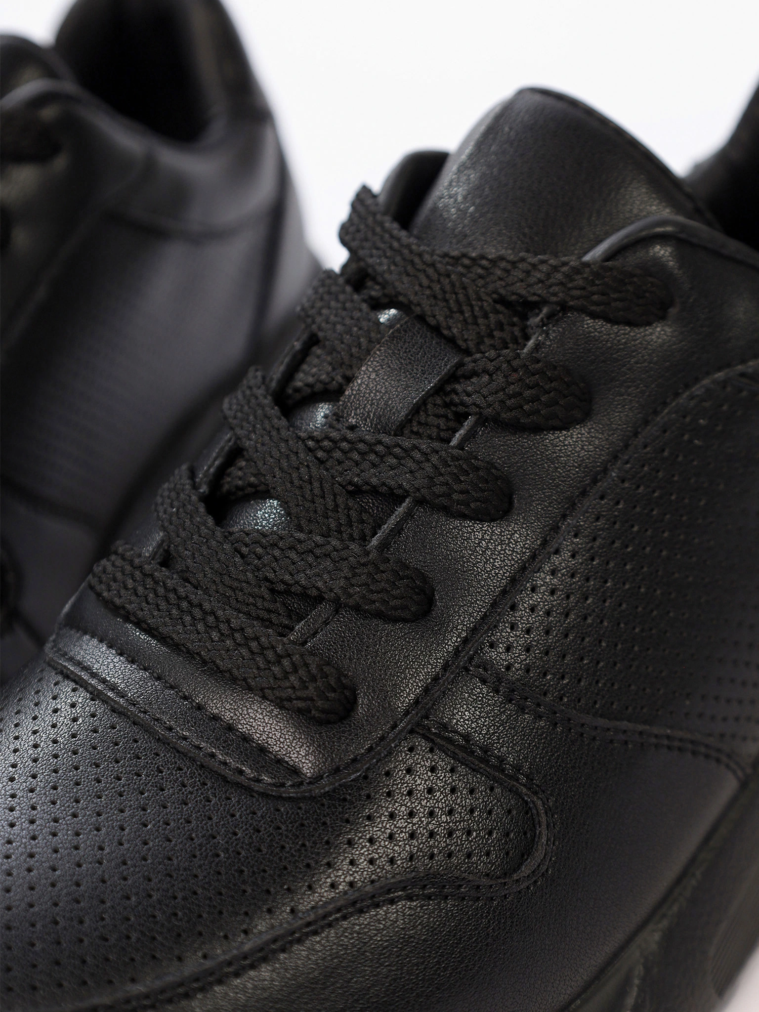 Кроссовки черного цвета на средней платформе